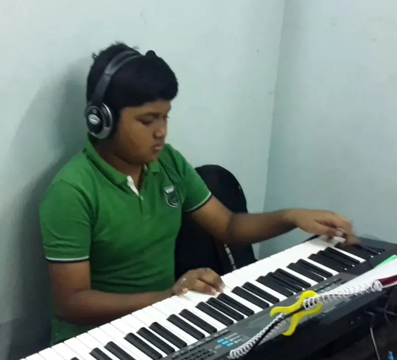 Guitar and violin music classes in Chennai